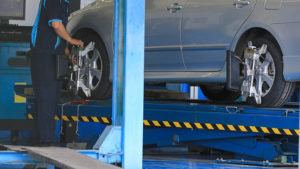 Speedy Apollo mechanic working on car